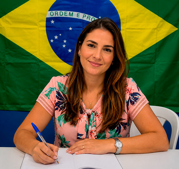 Aluna EJA estudando e escrevendo