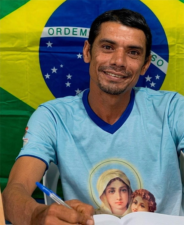 Aluno EJA estudando com caderno