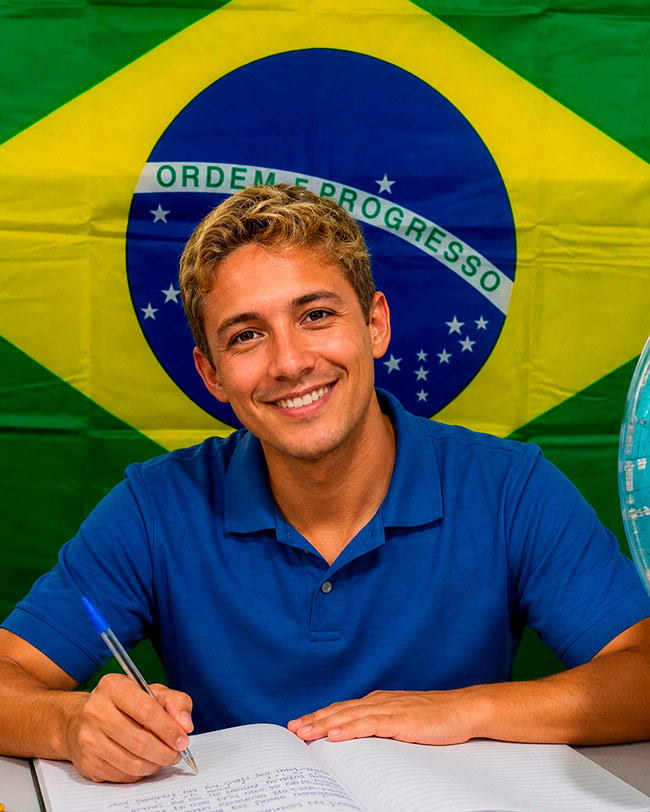 Aluno EJA estudando conteúdos de Ciências, Geografia e História